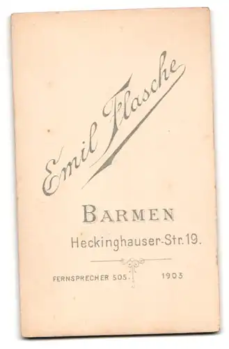 Fotografie Emil Flasche, Barmen, Junge Frau in weissem Kleid undd Mann mit Schnauzbart