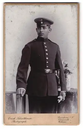 Fotografie Erich Scheithauer, Zwickau i. / S., Soldat trägt Uniform und hat ein Schwert am Gürtel