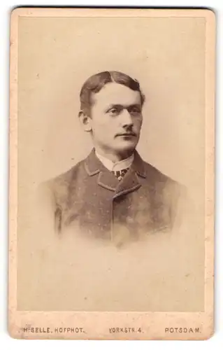 Fotografie H. Selle, Potsdam, Portrait junger Mann mit Seitenscheitel