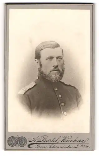 Fotografie A. Bartel, Hamburg, Portrait Soldat mit Vollbart, Schulterstück Rgt. 25