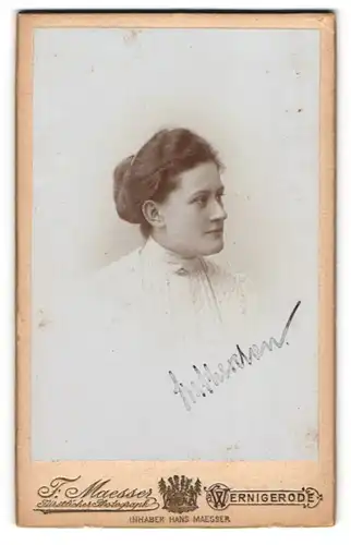 Fotografie F. Maesser, Wernigerode, Portrait junge Dame mit weisser Bluse 6 Brosche