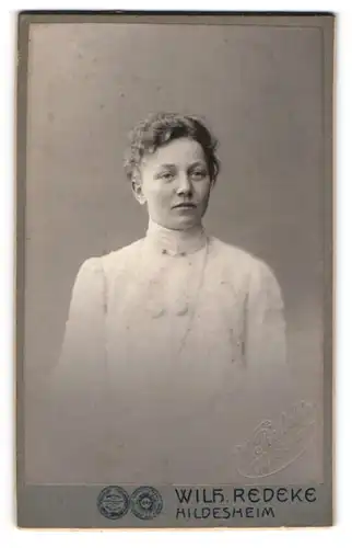 Fotografie Wilhelm Redeke, Hildesheim, Portrait junge Dame im weissen Kleid