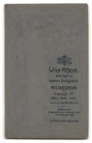 Fotografie Wilhelm Redeke, Hildesheim, Portrait junge Dame im weissen Kleid