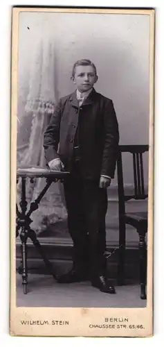 Fotografie Wilhelm Stein, Berlin, Portrait Knabe in Anzug