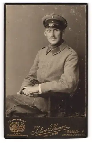 Fotografie Julius Staudt, Berlin, Portrait Soldat in Uniform