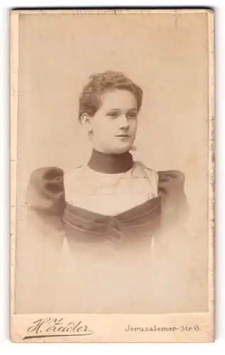 Fotografie H. Zeidler, Berlin-SW, Portrait Fräulein mit zusammengebundenem Haar