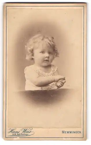 Fotografie Hans Weis, Memmingen, Portrait Kleinkind mit lockigem Haar