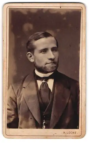 Fotografie H. Locke, Dresden, Portrait Herr mit Kinnbart