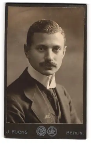 Fotografie J. Fuchs, Berlin, Portrait Herr mit Oberlippenbart in Anzug mit Hemd mit Stehkragen