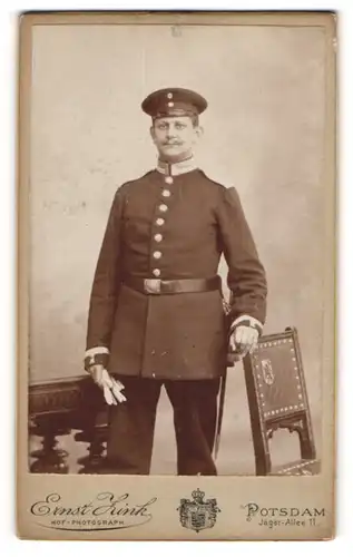 Fotografie Ernst Zink, Potsdam, Portrait Soldat in Uniform