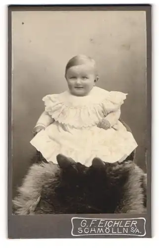 Fotografie G. F. Eichler, Schmölln S/A, Portrait Säugling in Kleid