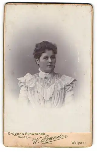 Fotografie W. Baade, Wolgast, Portrait junge Dame in weisser Kleidung