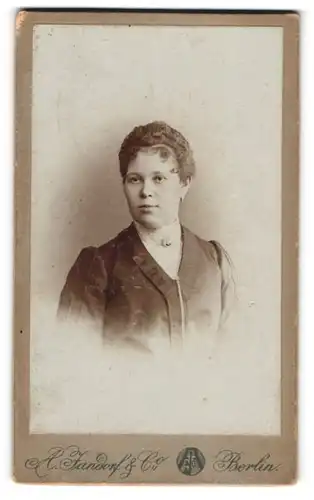 Fotografie A. Jandorf & Co., Berlin, Portrait Dame mit zusammengebundenem Haar