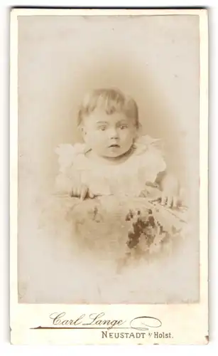 Fotografie Carl Lange, Neustadt i. Holst., Portrait Kleinkind mit grossen Augen