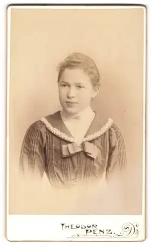 Fotografie Theodor Penz, Berlin-Charlottenburg, Portrait junge Dame im hübschen Kleid mit Kragenschleife