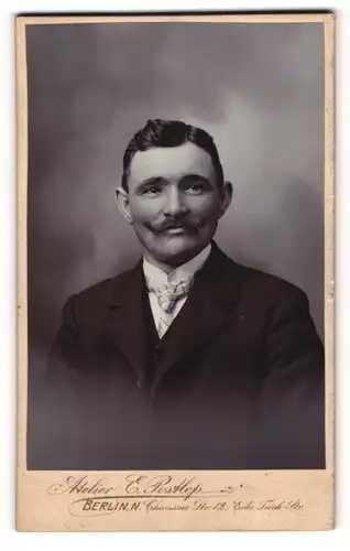 Fotografie E. Postlep, Berlin-N, Portrait stattlicher Herr im Anzug mit Krawatte und Schnauzbart