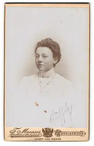 Fotografie F. Maesser, Wernigerode, Portrait junge Dame im weissen Kleid mit Halskette