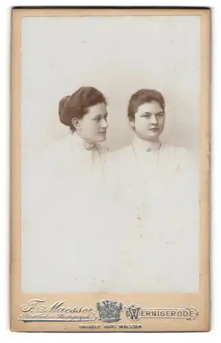 Fotografie F. Maesser, Wernigerode, Portrait zwei junge Damen in zeitgenössischer Kleidung