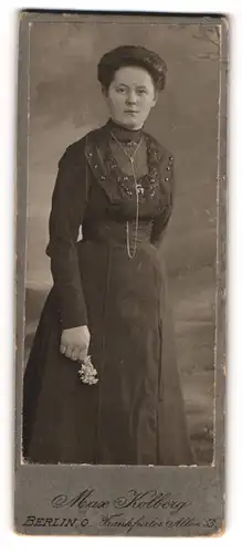 Fotografie Max Kolberg, Berlin-O, Portrait junge Dame im eleganten Kleid mit Blumen