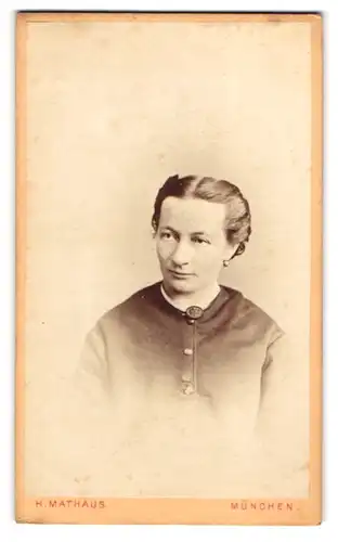 Fotografie H. Mathaus, München, Portrait bürgerliche Dame in schlichter Kleidung mit Kragenbrosche