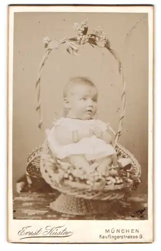 Fotografie Ernst Küster, München, Portrait süsses Baby im weissen Hemd im Körbchen sitzend