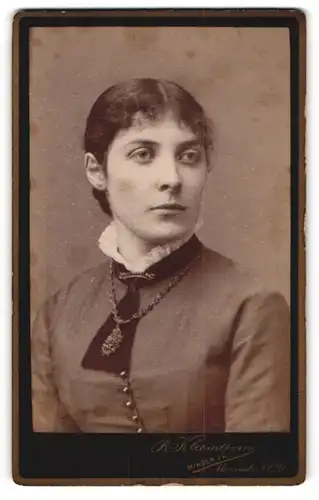 Fotografie R. Kleemann, Minden i / W., Portrait junge Dame im eleganten Kleid mit Halskette