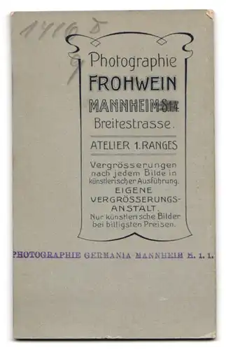 Fotografie Frohwein, Mannheim, Portrait kleiner Junge im Matrosenanzug mit Hut und Reifen