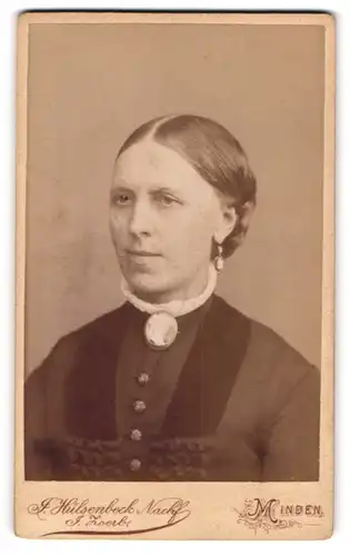 Fotografie J. Zoerb, Minden, Portrait junge Dame mit Flechtfrisur und Kragenbrosche