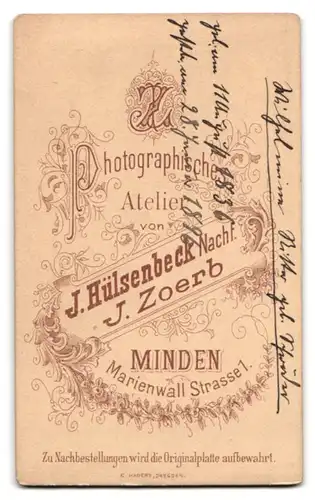 Fotografie J. Zoerb, Minden, Portrait junge Dame mit Flechtfrisur und Kragenbrosche