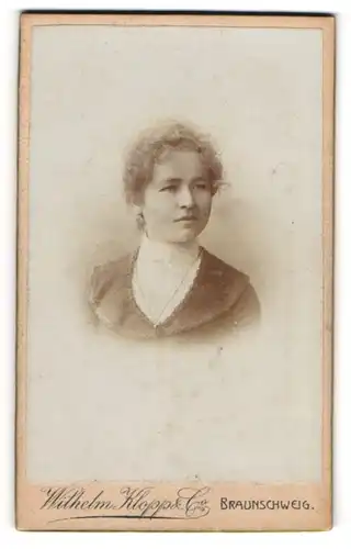Fotografie Wilhelm Klopp & Co., Braunschweig, Portrait junge Dame in zeitgenössischer Kleidung