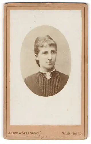 Fotografie Josef Woersching, Starnberg, Portrait junge Dame in hübscher Kleidung mit Kragenbrosche