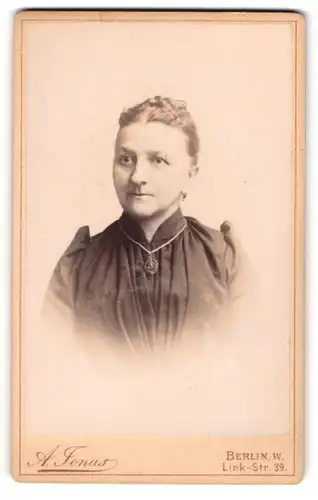 Fotografie A. Jonas, Berlin-W, Portrait bürgerliche Dame im hübschen Kleid mit Halskette