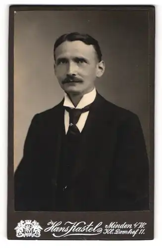 Fotografie Hans Kastel, Minden i / W., Portrait junger Herr im Anzug mit Krawatte und Schnurrbart