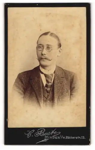 Fotografie C. Beste, Minden i / W., Portrait elegant gekleideter Herr mit Brille und Schnauzbart