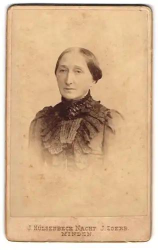 Fotografie J. Zoerb, Minden, Portrait ältere Dame im hübschen Kleid mit Kragenbrosche