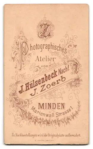 Fotografie J. Zoerb, Minden, Portrait bürgerlicher Herr im Anzug mit Fliege und Schnauzbart