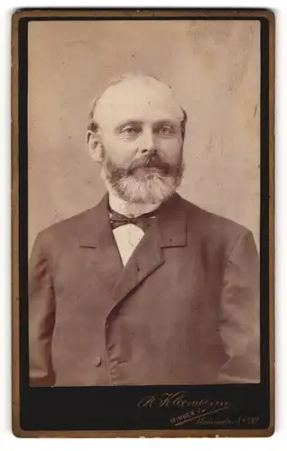 Fotografie R. Kleemann, Minden i / W., Portrait älterer Herr im Anzug mit Fliege und Vollbart
