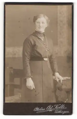 Fotografie Ad. Kolle, Göttingen, Portrait bürgerliche Dame in zeitgenössischer Kleidung