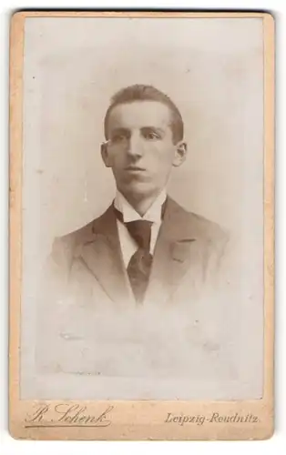 Fotografie R. Schlenk, Leipzig-Reudnitz, Portrait junger Herr im Anzug mit Krawatte