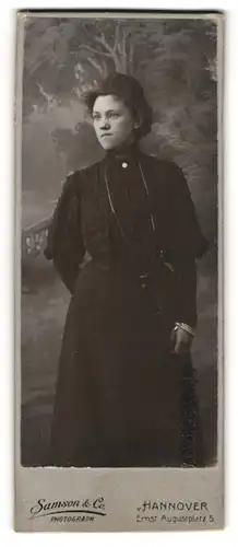 Fotografie Samson & Co., Hannover, Portrait junge Frau in schwarz