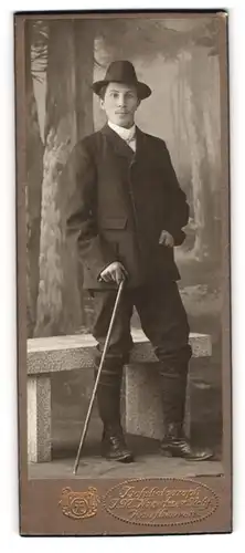 Fotografie J. N. Kreutzer Nachf., Kaufbeuren, Portrait junger Mann mit Stock und Hut