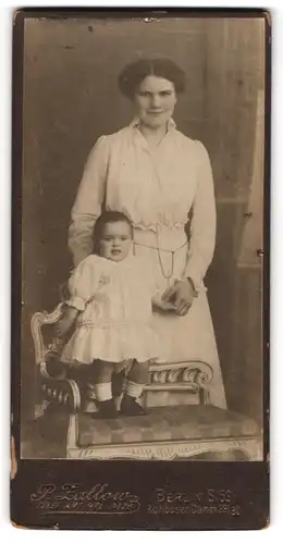 Fotografie P. Zallow, Berlin, Portrait Mutter mit Kleinkind