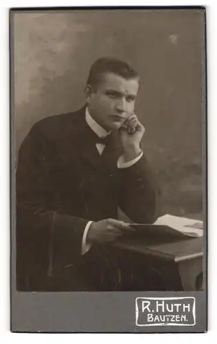 Fotografie R. Huth, Bautzen, Portrait junger Herr in Anzug