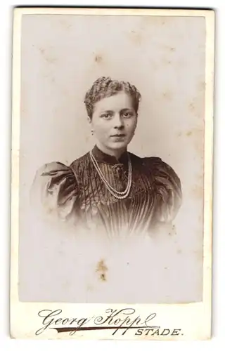 Fotografie Georg Kopp, Stade, Portrait Fräulein mit zusammengebundenem Haar