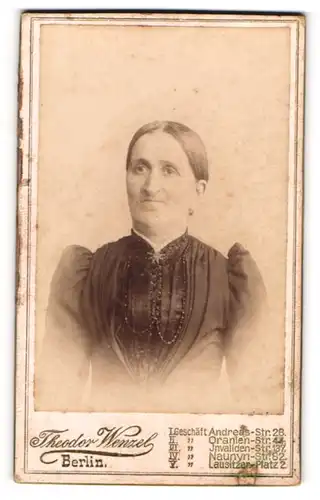 Fotografie Theodor Wenzel, Berlin, Portrait betagte Dame mit streng zusammen gebundenem Haar