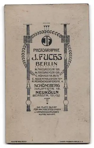 Fotografie J. Fuchs, Berlin, Portrait Herr mit Oberlippenbart in Anzug