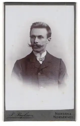 Fotografie P. Paulsen, Norden, Portrait Herr mit imposantem Schnauzbart