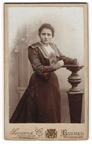 Fotografie Samson & Co., Barmen, Portrait junge Frau in zeitgenössischer Kleidung