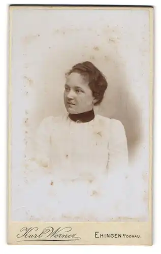 Fotografie Karl Werner, Ehingen a/Donau, Portrait Fräulein mit zusammengebundenem Haar