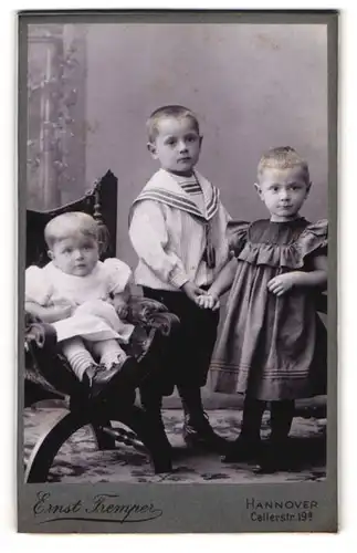 Fotografie Ernst Tremper, Hannover, Portrait drei Kleinkinder in zeitgenössischer Kleidung